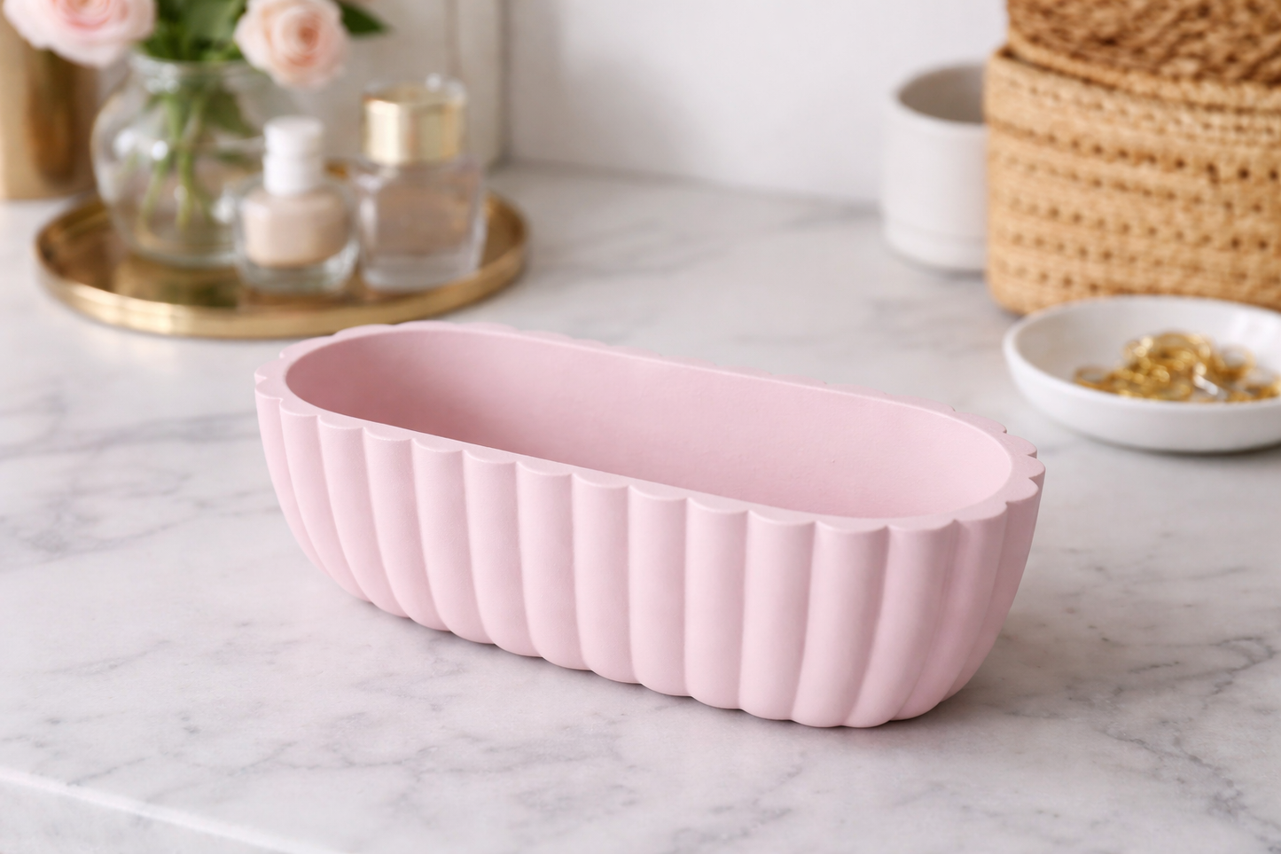 Vanity tray with wavy edge